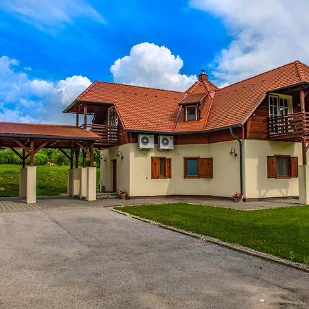 Szarvaskut Hotel Zirc Eksteriør billede
