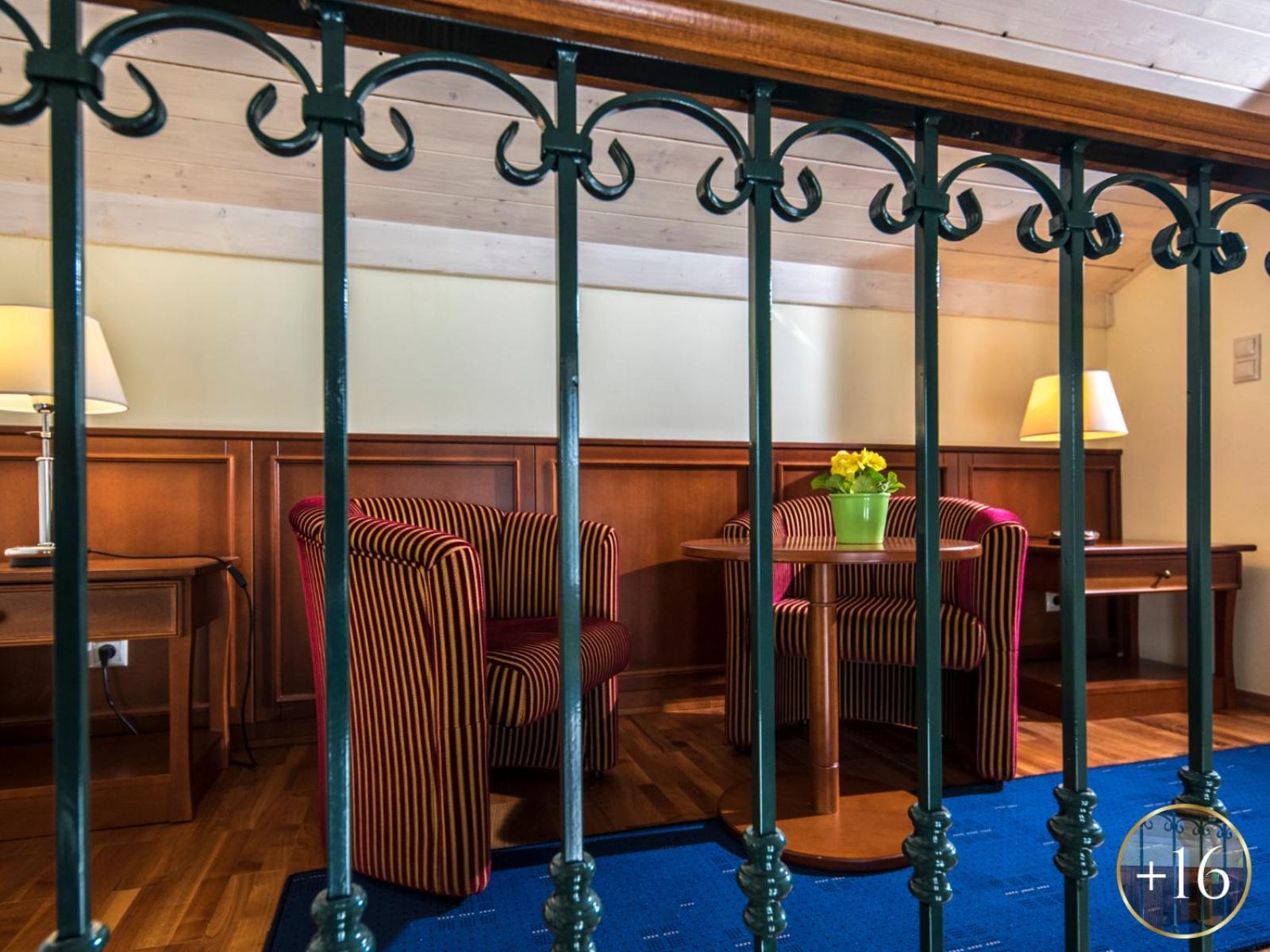 Szarvaskut Hotel Zirc Eksteriør billede